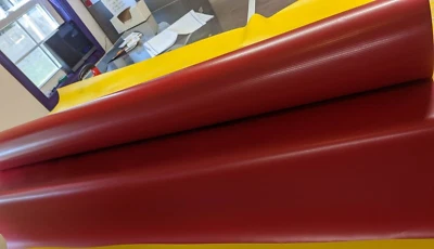 Tela de vinilo reforzada con poliéster rojo de 18 oz - por yarda Foto 1 de 2