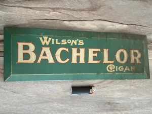 Letrero de hojalata publicitario original antiguo Wilson's Bachelor Cigar de 1920 ¡RARO!!! - Imagen 1 de 3
