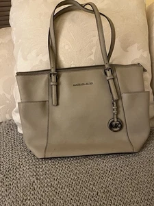 Bolso de Mano Michael Kors Gris Cuero Saffiano Jet Set - Imagen 1 de 9