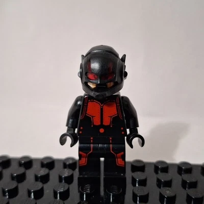 LEGO Marvel Super Heroes Ant-Man Hank Pym Minifigure sh0202 Set 76039 - Image 1 of 4