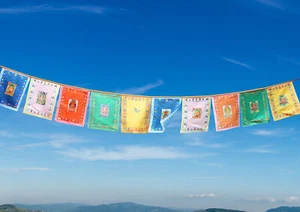 Tibetische Gottheiten bedruckte farbige Seidengebetsfahnen - Bild 1 von 2