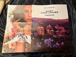 2er SET MARC JACOBS LADENDISPLAY POSTER SCHILD GÄNSEBLÜMCHENPARADIES / BLÜHENDER STRAUSS - Bild 1 von 13