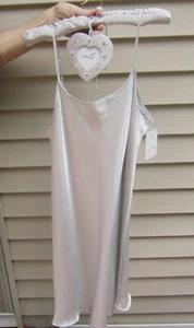 NEU MIT ETIKETT Satin Nachthemd MEDIUM Nachthemd + BILDERRAHMEN VON DELICATE TREASURES - Bild 1 von 5