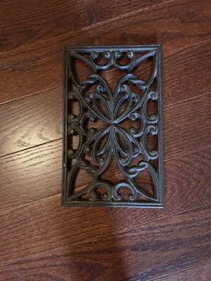 Remache vintage con patas de hierro fundido Southern Living 10 X 6 Foto 1 de 4