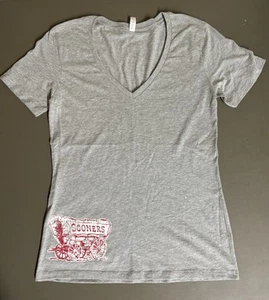 Camiseta Alstyle Para Mujer Gris Oklahoma Sooners Goleta OU Cuello en V Talla 2 XL ¡NUEVA! - Imagen 1 de 2