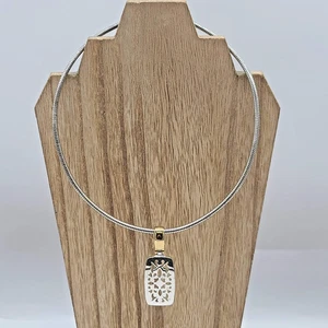 Collar Premier Designs CHIC Omega Plata con Colgante Recortado Floral Dorado 16" - Imagen 1 de 7