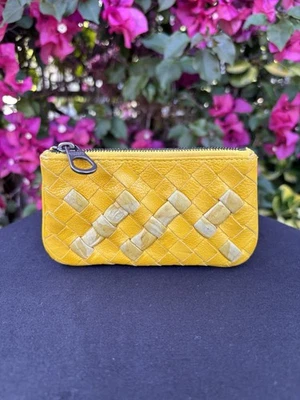 Estojo de moedas Bottega Veneta Intrecciato couro com zíper amarelo - Imagem 1 de 4