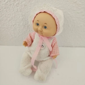Vintage Playmates Kunststoff Baby Puppe 5,5 Zoll Made in Hong Kong #9055 Outfit - Bild 1 von 7