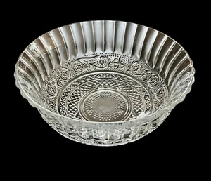 KIG Malaysia Fleur de Lis Pressed Glass Trellis Serving Vegetable Bowl 7 1/2” - Picture 1 of 7