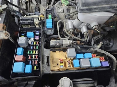 2005 - 2007 TOYOTA SEQUOIA 4.7L ENGINE FUSE BOX RELAY BOX *W/ LIDS* 827200C012 - Image 1 of 2