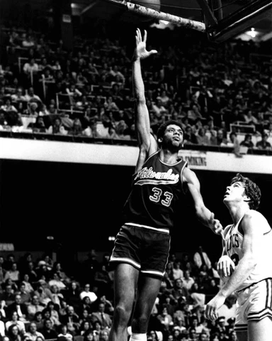 Milwaukee Bucks KAREEM ABDUL-JABBAR Glossy 8x10 Photo Basketball Print Poster Cover