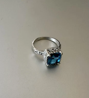 10k White Gold Blue Topaz Ring size 7 - Image 1 of 4