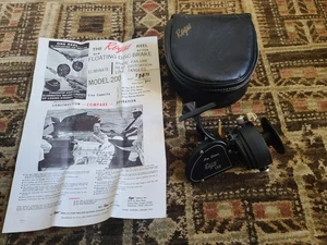 Carrete de pesca giratorio Rogue 150 raro de colección en estuche original con documentación - Imagen 1 de 24