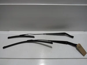 MG ZS 2022-23 PAIR OF FRONT WINDSCREEN WIPER ARMS 10015589 10015587 R8522 - Picture 1 of 13