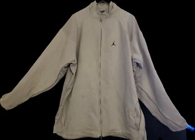 Parka Jordan 2XL.  El material interior tiene red dri fit. Gris claro.  Foto 1 de 4