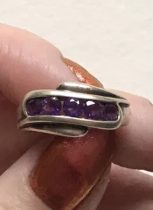 VINTAGE STERLING SILVER CHANNEL SET FIVE PURPLE AMETHYST GEMSTONE RING SZ 6 - Picture 1 of 3