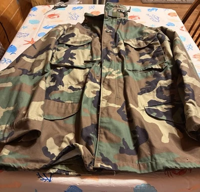 Chaqueta de Campo Camuflada Clima Frío M65 Ejército Militar de Estados Unidos Años 80 De Colección Mediana Con Capucha Foto 1 de 4