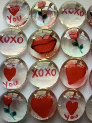 Mezcla de confeti de mesa de regalos de fiesta con gemas de vidrio pintado a mano día de San Valentín Foto 1 de 3