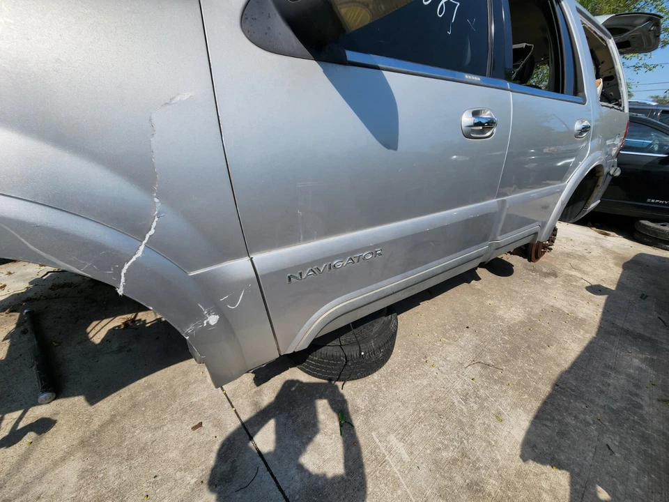 2003 2004 2005 2006 LINCOLN NAVIGATOR LEFT FRONT DOOR MOLDING - Image 1 of 1