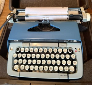 Macchina da scrivere manuale vintage Smith-Corona SCM Galaxie 12 Deluxe con custodia -2 toni blu - Foto 1 di 14
