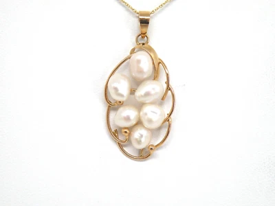 14k Yellow Gold, multiple Freshwater Cultured Pearls, Pendant with chain - Image 1 of 4