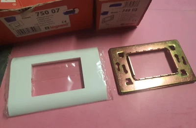 Legrand 75007 et 74803 - ENSEMBLE plaque et support ANCIEN mosaic 3 modules - Photo 1/3