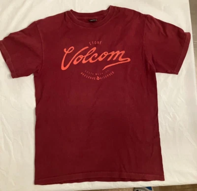 Camiseta Volcom masculina gola redonda design gráfico manga curta tamanho Borgonha - Imagem 1 de 3