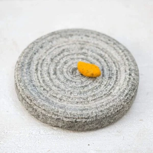 Turmeric Haldi Grinding Chandan Mortar Stone (Grey_10 x 10 x 2 cm) Good Quality - Bild 1 von 4