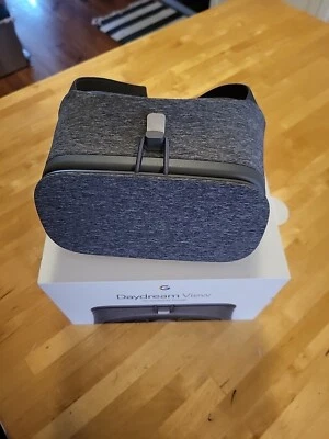 Google Daydream View VR Headset - W/Box but no remote - Image 1 of 4
