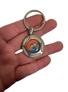 Vintage Südkorea Metall Schlüsselanhänger Souvenir Reißverschluss Ziehen süß Paar Kinder Reise Rarität - Bild 1 von 2