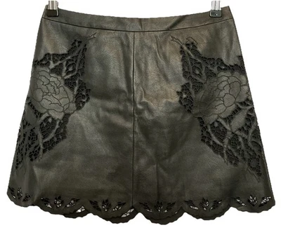 Minifalda BCBG MaxAzria Jehnifer imitación cuero corte láser festoneada negra 4 Foto 1 de 4