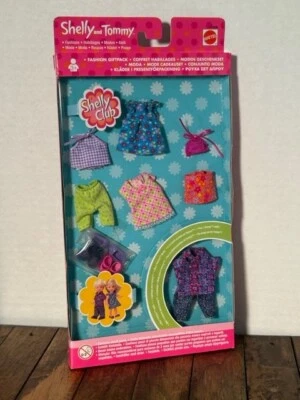 4 trajes Shelly y 1 atuendo para Tommy plus zapatos en paquete de moda Shelly Club  Foto 1 de 4