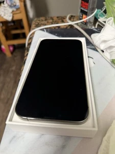 iPhone 13 Pro Max 128GB UNLOCKED GREAT Condition. Includes black bumper case. - Photo 1 sur 10