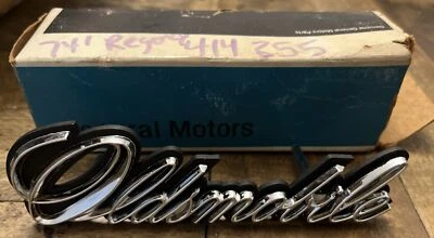 Olds Regency 98 1974 solo como nuevo parrilla emblema escritura GM 414355 raro Foto 1 de 4