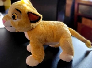 Northwest/Disney; Lion King-Run Around SIMBA Cub juguete suave de peluche; 11""Lx10"" H; 2019 - Imagen 1 de 12