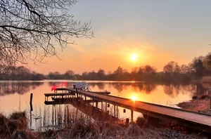 Fototapete-WALKBRIDGE LAKE-(5423)-VLIES-Tapete-Wand-Art-Himmel Sonnenuntergang XXL - Bild 1 von 3