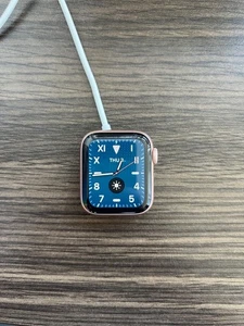 Apple Watch Series 5 40 mm Rose Gold Aluminum Case - Photo 1 sur 6