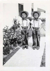 Foto vintage belle eleganti giovani ragazzi bretelle papillon moda cappello da sole fratelli - Foto 1 di 1