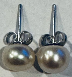 NEU 7,65-7,75 MM NATÜRLICHE PAZIFIK CHAMPAGNER PERLEN KNOPF OHRRINGE - 0,925 SILBER - Bild 1 von 3