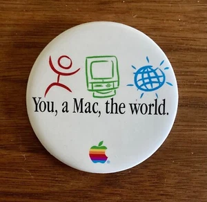 PINBACK DE COLECCIÓN APPLE MAC - TÚ, UNA MAC, EL MUNDO - Imagen 1 de 2