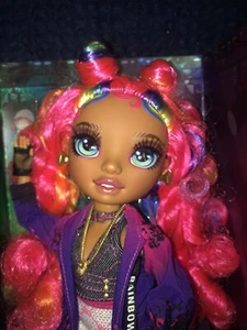 Carmen Manor Rainbow High Fashion Puppe inklusive Ständer Sonderedition Rockstars - Bild 1 von 8