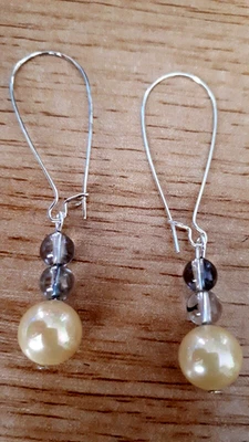 PENDIENTES HECHOS A MANO DE PERLAS Y PIEDRAS LUNARES CHAPADAS EN PLATA, ALAMBRE DE RIÑÓN.PIEDRAS PRECIOSAS. Foto 1 de 4