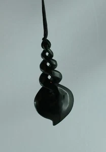 Maori Jade Carving Quad Twist Neuseeland Pikorua dunkle Jade - Bild 1 von 2