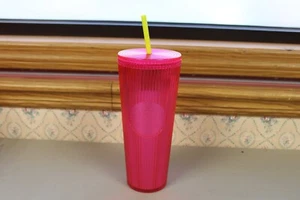 NEU! Starbucks Summer 2023 Pleated Magenta 24oz Cold Cup Pink Tumbler KOSTENLOSER VERSAND! - Bild 1 von 3