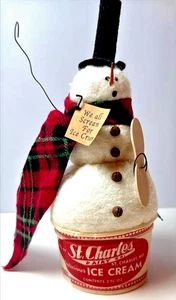 Muñeco de nieve arte popular vintage en St. Charles taza de helado lácteo decoración navideña - Imagen 1 de 3