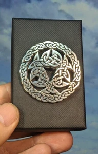 St. Justin Vintage Zinn, keltische Knotenarbeit Design Brosche, in Geschenkbox. - Bild 1 von 11