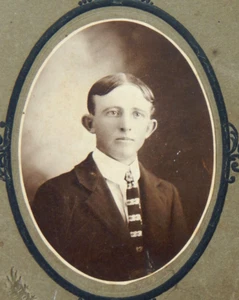 TARJETA GABINETE FOTOGRÁFICO ESTUDIO GUAPO JOVEN AÑOS 1890 ERA VICTORIANA MÉXICO MISSOURI - Imagen 1 de 3