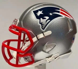 NUEVO ENGLAND PATRIOTS MAC JONES RIDDELL MINI CASCO DE FÚTBOL - CUALQUIER JUGADOR # - Imagen 1 de 9