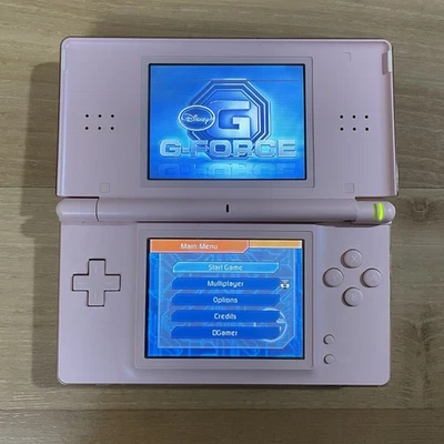 Nintendo DS Lite Rosa USG-001 SIN STYLUS JUEGO NI CARGADOR Defectos Cosméticos FUNCIONA Foto 1 de 4
