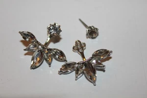 W00393 Orecchini design borchie tono argento - Foto 1 di 1